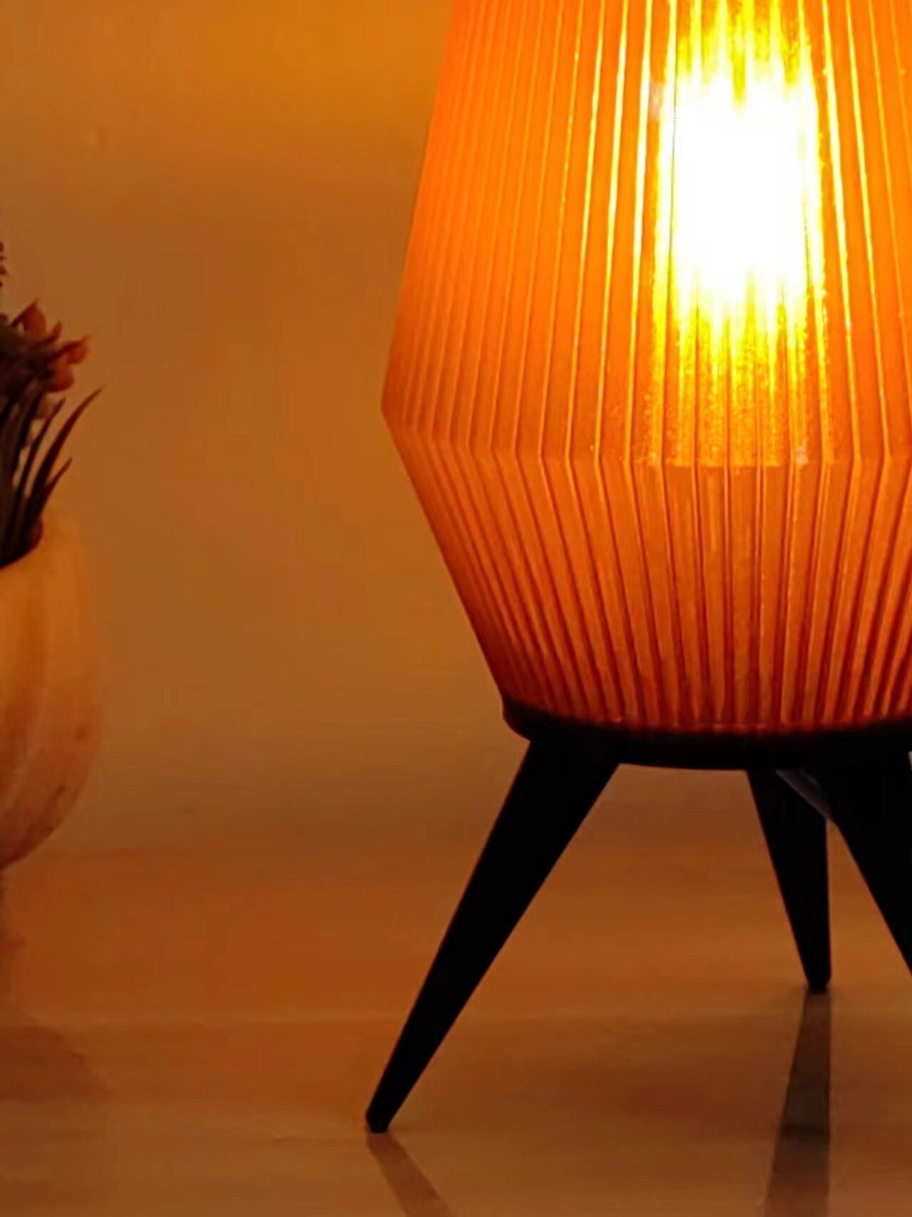 <strong>ROCKET LAMP | AMBER</strong>
Traduzione in italiano:
<strong>LAMPADA A RAZZO | AMBRA</strong>