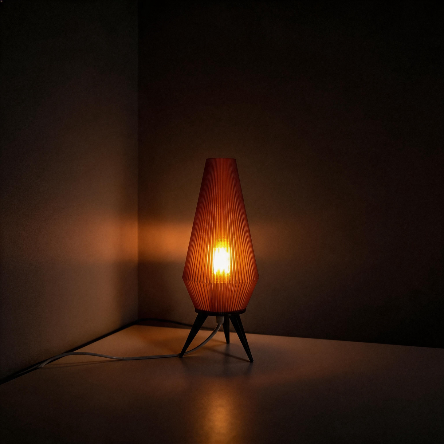 <strong>ROCKET LAMP | AMBER</strong>  
Traduzione in italiano:  
<strong>LAMPADA A RAZZO | AMBRA</strong>