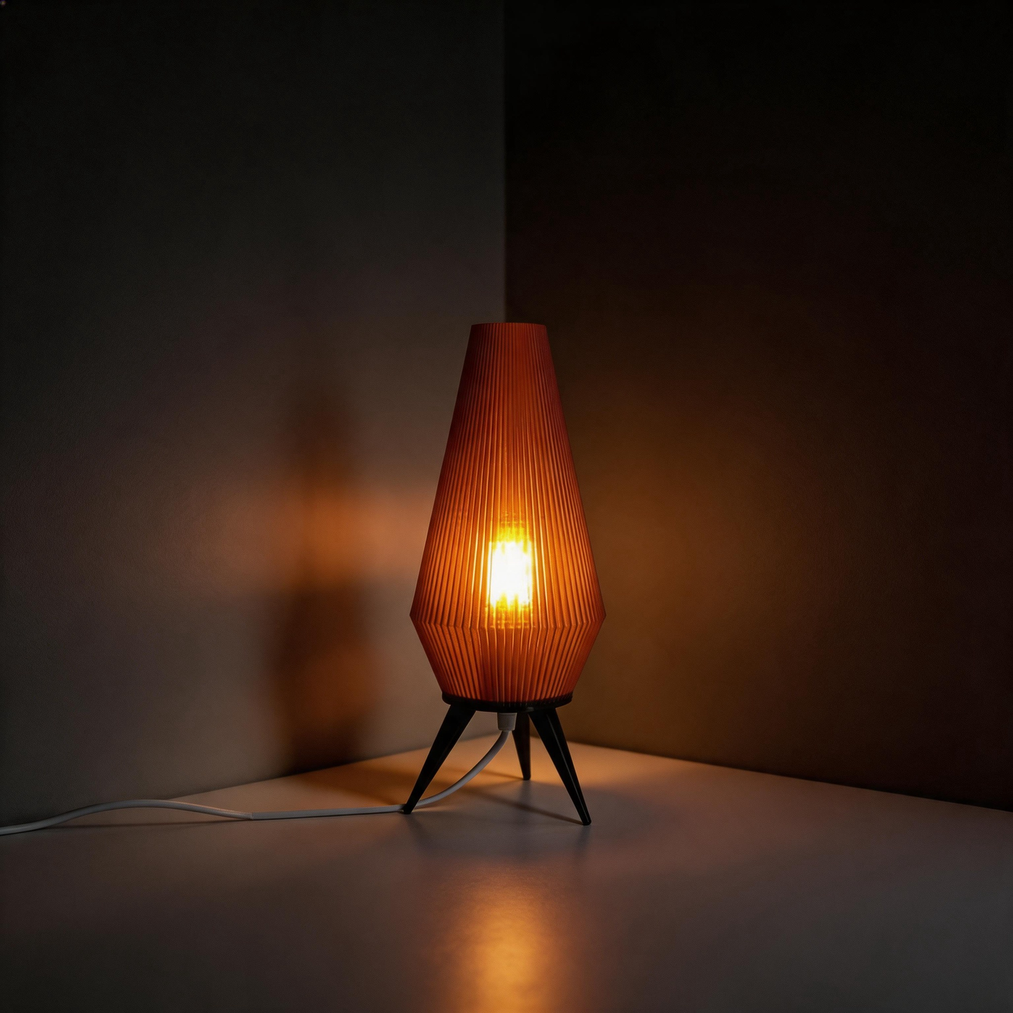 <strong>ROCKET LAMP | AMBER</strong>  
Traduzione in italiano:  
<strong>LAMPADA A RAZZO | AMBRA</strong>