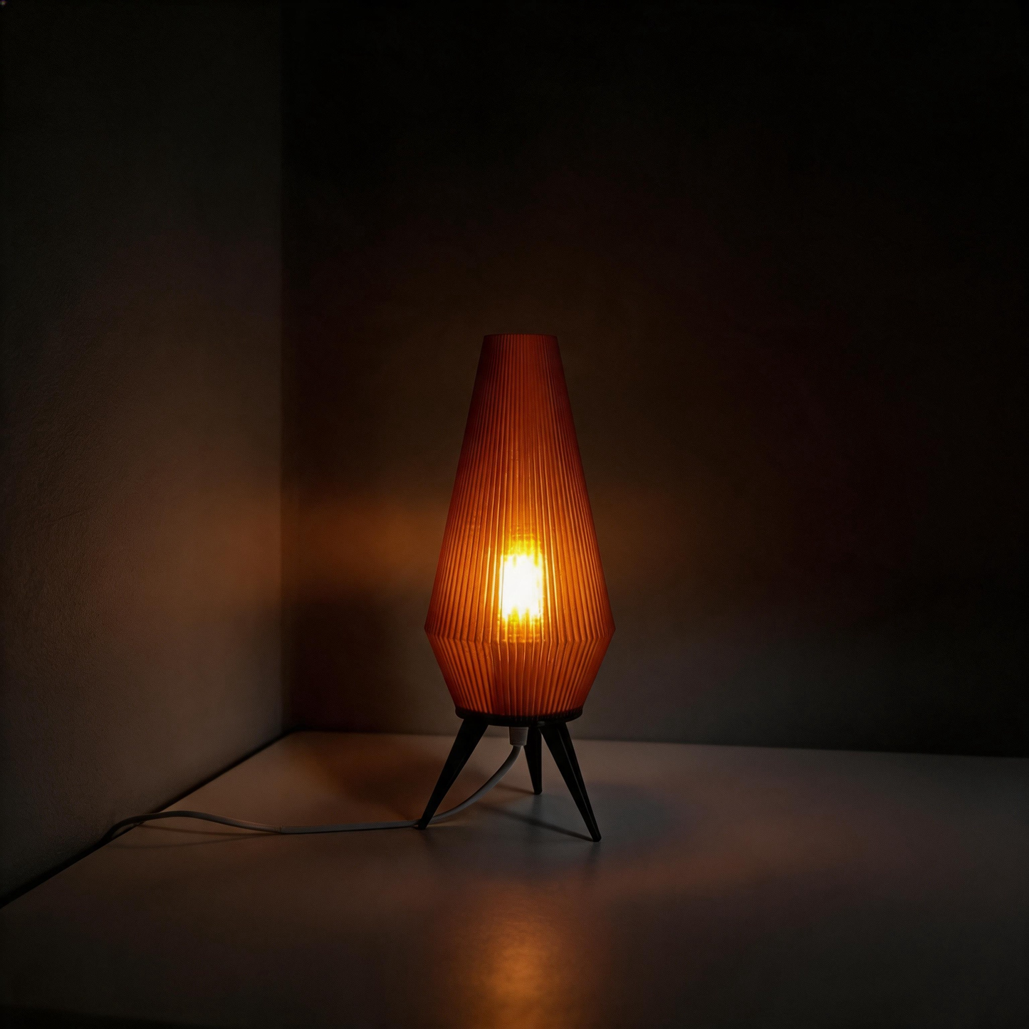 <strong>ROCKET LAMP | AMBER</strong>  
Traduzione in italiano:  
<strong>LAMPADA A RAZZO | AMBRA</strong>
