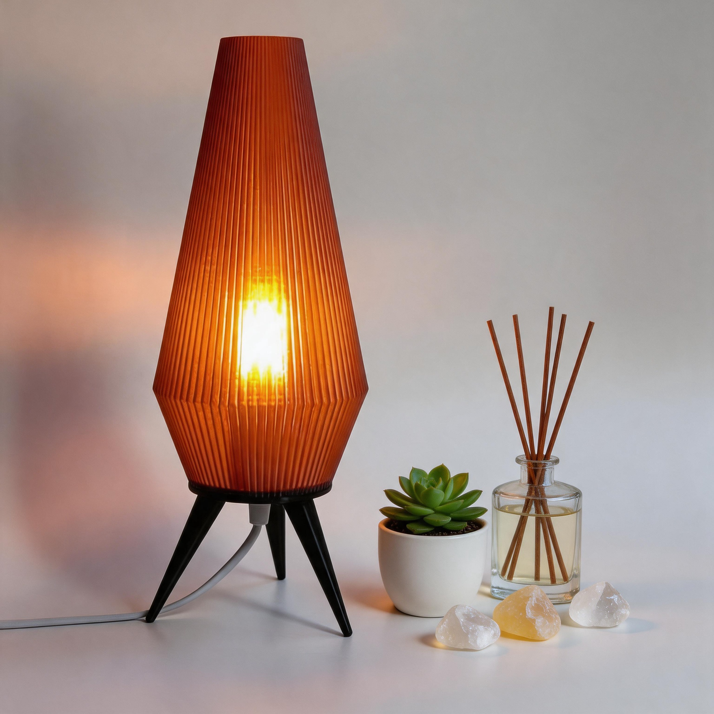 <strong>ROCKET LAMP | AMBER</strong>  
Traduzione in italiano:  
<strong>LAMPADA A RAZZO | AMBRA</strong>