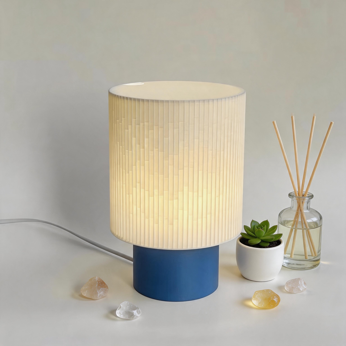 Lampada da tavolo moderna con effetto luce a gradiente e colori della base personalizzabili con lampadina