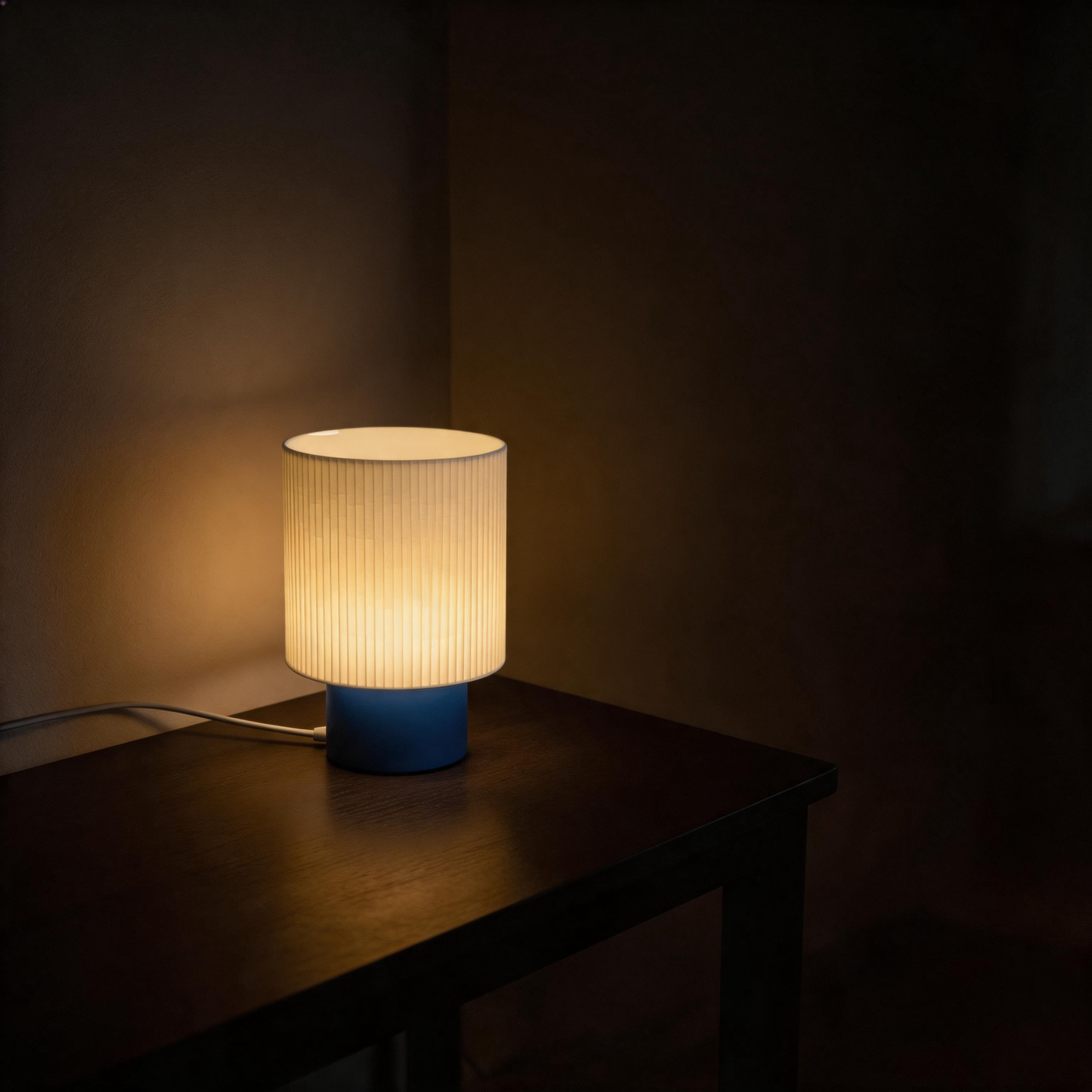 Lampada da tavolo moderna con effetto luce a gradiente e colori della base personalizzabili con lampadina