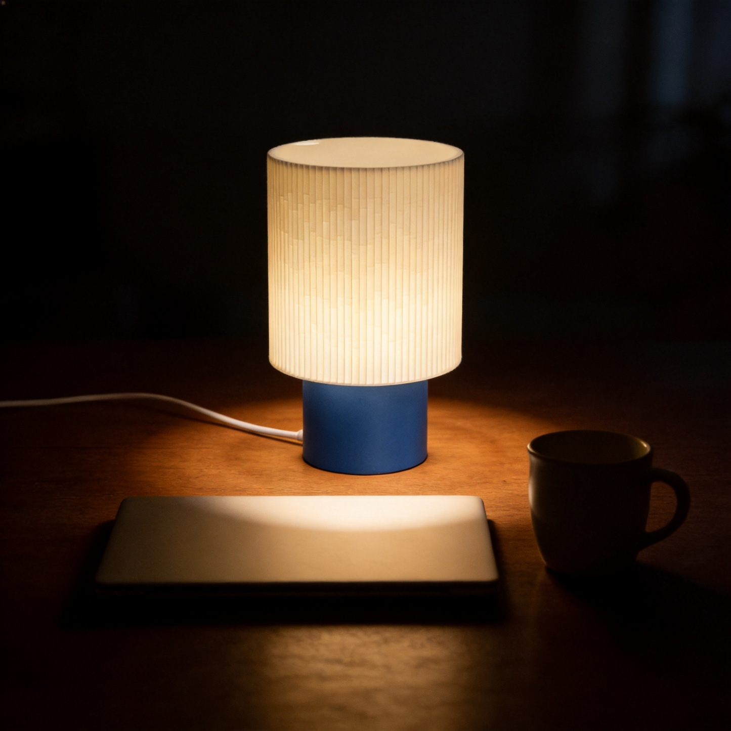 Lampada da tavolo moderna con effetto luce a gradiente e colori della base personalizzabili con lampadina