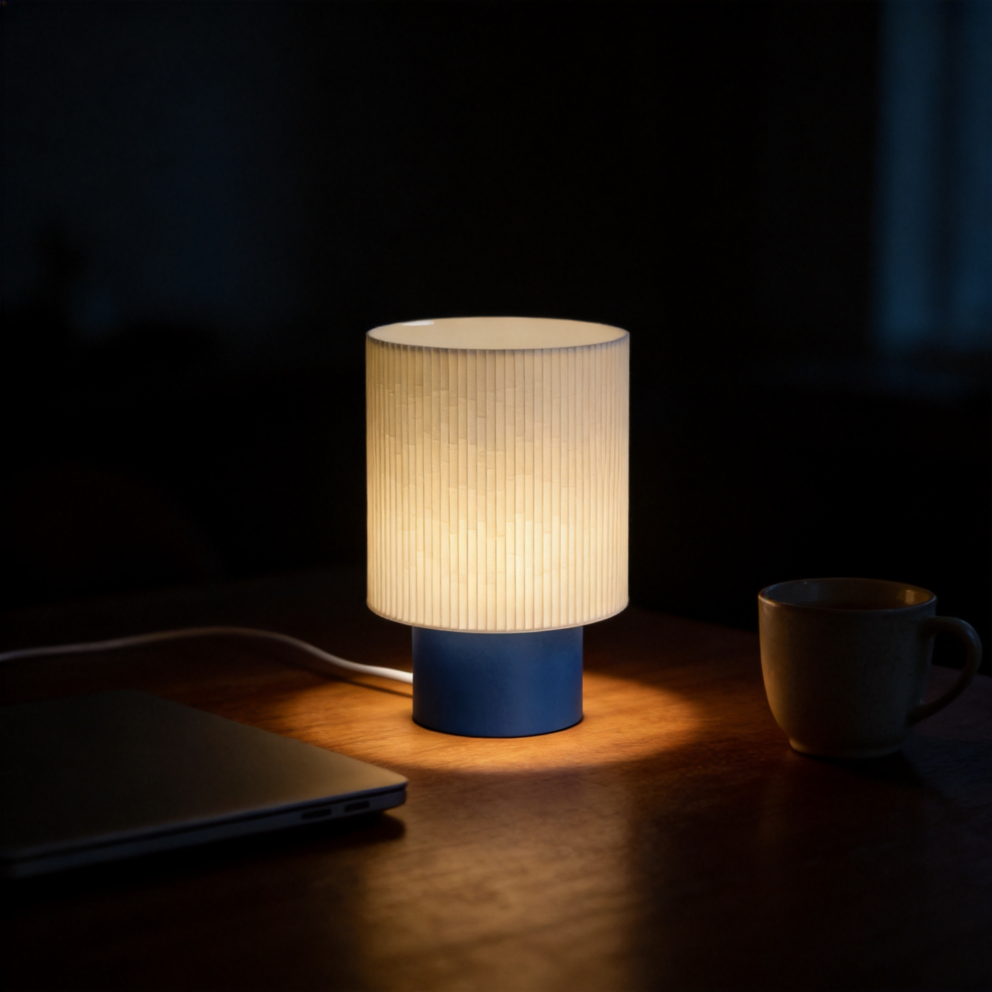Lampada da tavolo moderna con effetto luce a gradiente e colori della base personalizzabili con lampadina