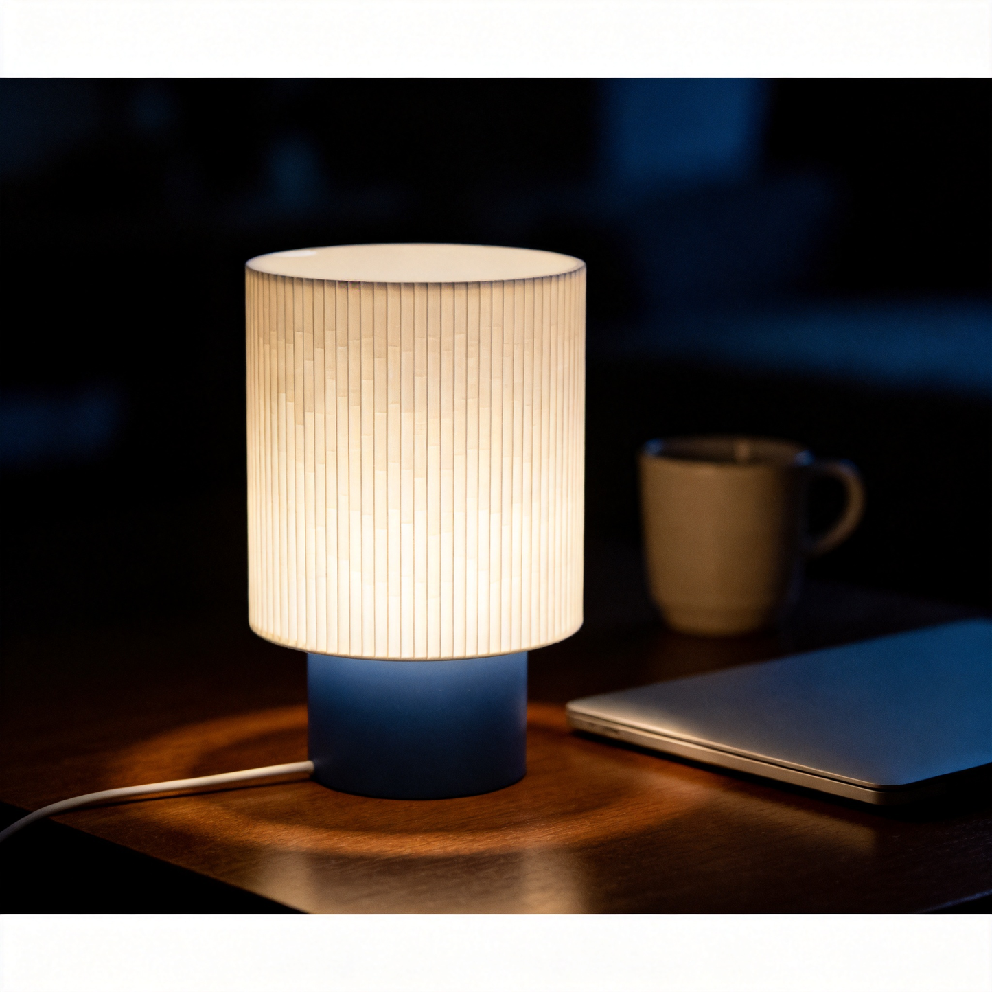 Lampada da tavolo moderna con effetto luce a gradiente e colori della base personalizzabili con lampadina
