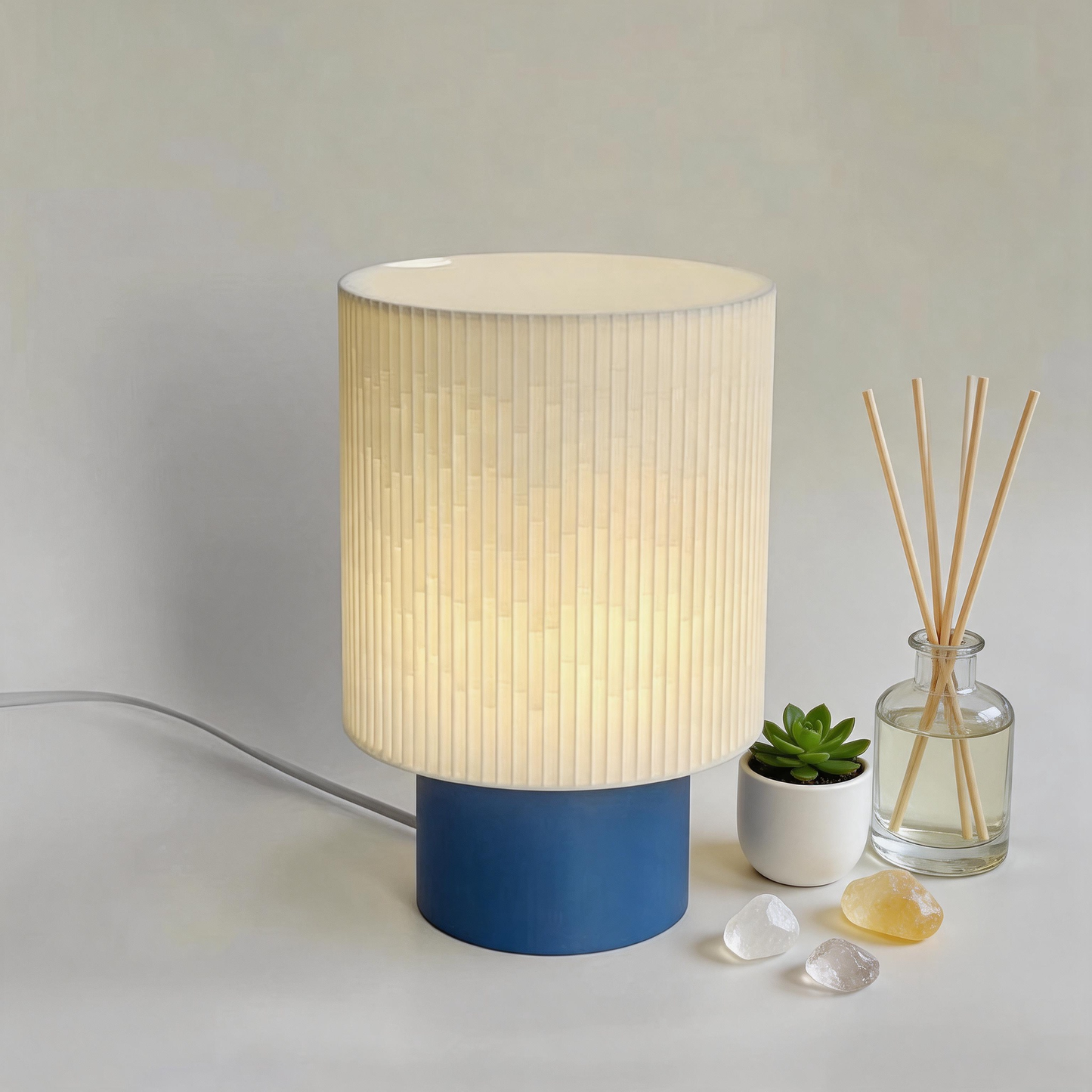 Lampada da tavolo moderna con effetto luce a gradiente e colori della base personalizzabili con lampadina