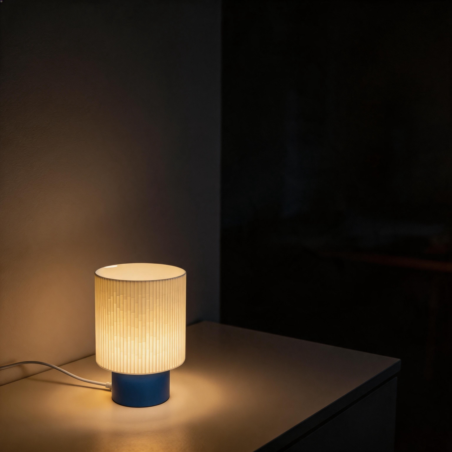 Lampada da tavolo moderna con effetto luce a gradiente e colori della base personalizzabili con lampadina